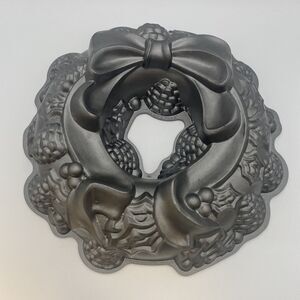 Nordic Ware Holiday Christmas Wreath Bundt Cake Mold Pan
